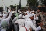 Massa dan Polisi Ricuh di Kedubes AS