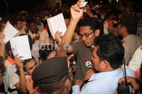 Kejadian ini berlangsung tidak lama sebelum syuting dimulai. Mereka kesulitan masuk ke dalam studio.