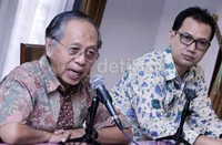 Direktur Pusat Kajian Media Jurnalistik (PKMJ) Arri W Edimar (kiri) dan Mantan Wakil Ketua Komisi Penyiaran Indonesia (KPI) Sinansari Ecip saat memberikan pemaparan hasil riset analisis isi pemberitaan politik di dua stasiun televisi berita nasional.