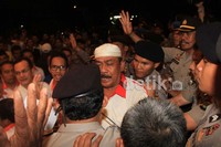 Mereka berebut untuk masuk ke lokasi debat kandidat.