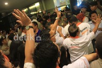 Aksi saling dorong pun tak terhindarkan.