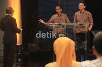 Jokowi mempertanyakan soal transportasi untuk menyelesaikan masalah kemacetan di Jakarta kepada Fauzi Bowo (Foke). Menurut Jokowi, soal transportasi, Foke masih sebatas retorika.