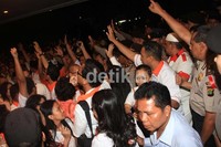 Petugas keamanan dari kepolisian akhirnya bisa mencairkan suasana.