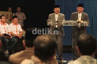 Foke mengatakan dulu panjang jalan busway hanya 123 km, dan sekarang telah bertambah menjadi 215 km. Dia juga menyebut Jokowi tidak mendapat informasi yang benar soal pembangunan MRT, sebab saat ini sudah dimulai.