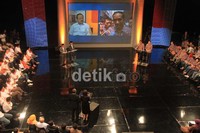 Acara ini dipandu oleh Suryopratomo dan Nadjwa Sihab.