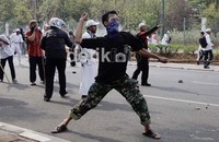 Massa melempari polisi dengan batu.