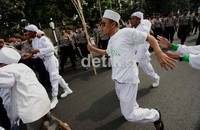 Tampak sejumlah demonstran diamankan polisi.