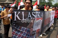 Masa yang tergabung dalam Aliansi Mahasiswa dan Pemuda Jakarta (AMJAK) berdemo terkait keberpihakan koran Kompas terhadap pasangan Jokowi - Ahok dalam Pemilukada DKI Jakarta. (Antonius Arief)