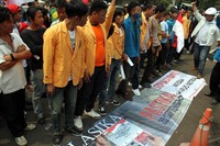 Mereka  menyampaikan meminta koran Kompas untuk tidak memanfaatkan fungsinya untuk kepentingan kelompok kotak-kotak dan kembali sebagai media cetak nasional yang memiliki kredibilitas yang tinggi dalam setiap informasi. (Antonius Arief)