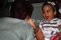 Miranda bermain dengan cucunya sebelum sidang pembelaan dimulai. Ramses/detikcom.