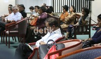 Saudara dan kerabat mengikuti sidang Miranda Swaray Gultom dengan agenda pembacaan pembelaan. Ramses/detikcom.