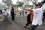 Munarman & Kapolda Tenangkan Massa Anti AS