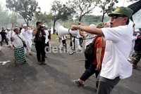 Munarman berusaha menenangkan massa FPI.