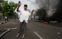 Munarman yang mengenakan kemeja putih, topi hijau, dan kacamata hitam tampak menangkan massa. Sebelumnya ia sempat berunding dengan Kapolres Jakarta Pusat Kombes Pol AR Yoyol.