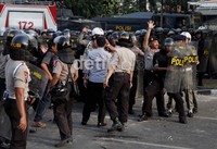 Polisi tampak siaga dengan tameng.