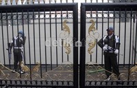 Paspampres langsung menenteng senjata laras panjang dengan moncong diangkat, tidak seperti berjaga seperti biasanya.