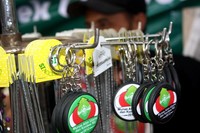 Dagangan yang dijajakan lazim ditemukan di sejumlah keramaian, seperti gantungan kunci dan souvenir tematik sesuai dengan event yang tengah berlangsung. (Samsul).