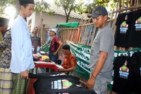Pakaian baik dalam bentuk kemeja maupun kaos tematik sesuai dengan event juga banyak dijajakan di lokasi. (Samsul).