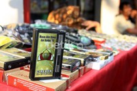 Tidak hanya perekonomian yang bergeliat, namun kreativitas masyarakat juga turut menyertainya. Souvenir dijajakan dalam berbagi bentuk, salah satunya tempat rokok dan korek api. (Samsul).