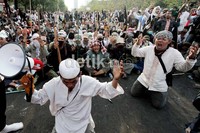 Massa juga membawa bambu dan tongkat.