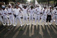 Massa FPI memakai seragam putih-putih.