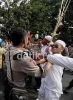 2 Jam yang Menegangkan di Depan Kedubes AS