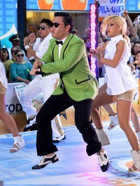 Psy dan tarian Gangnam Style-nya. Mike Coppola/Getty Images.