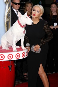 Christina berpose bersama anjing yang menjadi ikon ajang penghargaan itu. Getty Images/Frederick M. Brown.