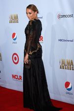 Nicole Richie Tampil Anggun & Seksi