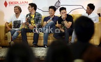Grup band NOAH kembali berkarya di industri musik Tanah Air. Dalam jumpa pers yang bertajuk Semua Tentang NOAH yang digelar pada Selasa (11/9/2012) di Senayan City, Jakarta, mereka mengaku siap menggelar konser lima negara di dua benua dalam satu hari. (dok. detikHOT)