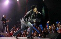Dalam aksinya kali ini, Ariel cs itu mengusung konser yang bertajuk Born To Make History yang juga sebagai penanda bahwa album terbaru mereka juga resmi diluncurkan.