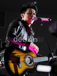NOAH akhirnya sukses menutup konsernya di 5 Negara 2 Benua dalam satu hari di Gandaria City, Jakarta Selatan, Minggu (16/9/2012) malam.