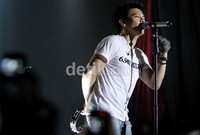 Tak hanya itu, NOAH juga membawakan lagu sendiri mereka yang berjudul Terbangun Sendiri.