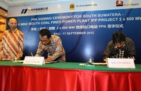 Direktur Utama PLN Nur Pamudji dan Direktur Bukit Asam (Persero) Milawarma melakukan penandatanganan di Hotel Grand Hyatt Nusa Dua, Denpasar, Senin (17/9/2012). Humas PLN/Agus Trimukti.