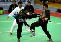 Amrullah Khummaini (kanan) mendapat serangan dari M. Parmadi (kiri), dalam pertandingan silat nomor tanding di GOR Sport Center Bangkinang.