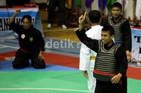 Amrullah Khummaini (depan), terlihat gembira seusai mengalahkan atlet tuan rumah Riau M. Parmadi.