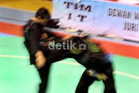 Dalam pertandingan semifinal ini, M Parmadi (kanan) harus mengakui keunggulan Amrullah Khummaini (kiri).