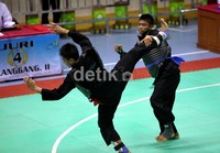 M Parmadi (kanan,) berusaha melakukan serangan.