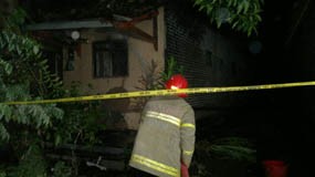Rumah Tersangka Pembunuhan Dibakar Warga