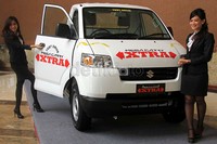 Dua orang model berpose dengan Suzuki Mega Carry Xtra di Balai Kartini, Jakarta.