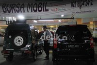 Kebijakan uang muka bagi pembiayaan syariah dan kewajiban pendaftaran fidusia diperkirakan menjadi potensi kendala memperlambat industri otomotif pada 2013.
