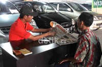 Calon pembeli mencari informasi tentang mobil bekas.