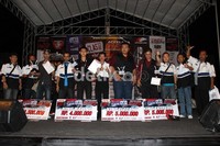 Para pemenang menerima trofi dan sejumlah uang.