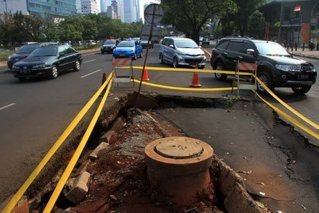 Hati-hati! Ada Jalan Ambles di Sudirman