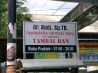 Wah, tambal ban ternyata ada gelar dokternya juga ya? (Foto Agung Jaelani).