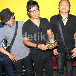 Ultah ke-38, Andre Taulany Diberi Kejutan oleh Stinky