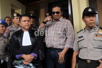 Usai eksepsinya ditolak majelis hakim, John Kei meninggalkan PN Jakpus tanpa sepatah kata.