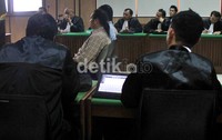 Saat hakim Supradja membacakan penolakan atas eksepsi terdakwa, ekspresi John Kei terlihat tenang dan tanpa senyum.