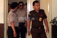 John Kei meninggalkan ruang sidang. Sementara itu sidang akan dilanjutkan pekan depan pada 25 September mendatang dengan agenda pemeriksaan saksi dari penuntut umum.