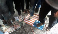 Massa dari Gerakan Mahasiswa (Gema) Pembebasan menginjak-injak bendera AS dan poster bergambar Nakoula Basseley.